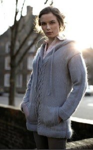 Aran pullover with pockets and hood-free knitting pattern
